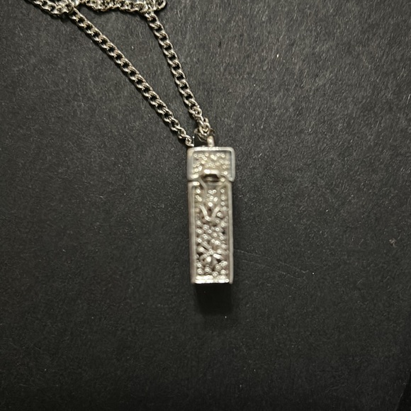 1 set Silvertone purse pendants:
1 has shamrock; 1 has timepiece
FREE SHIP - Picture 2 of 4